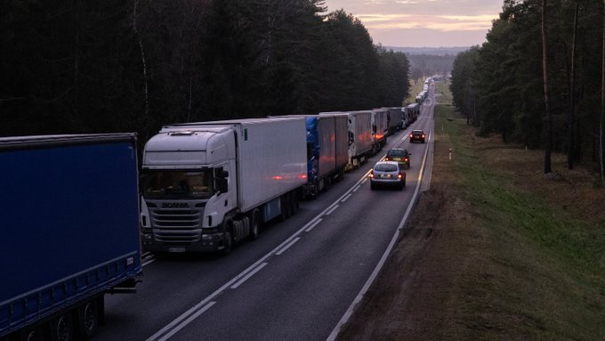 Bielorussia, attivisti al confine polacco bloccano i camion diretti in Russia via Minsk Bielorussia, attivisti al confine polacco bloccano i camion diretti in Russia via Minsk