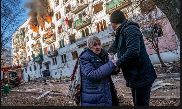 Guerra in Ucraina: una anziana ha ucciso 8 soldati russi offrendo torte avvelenate