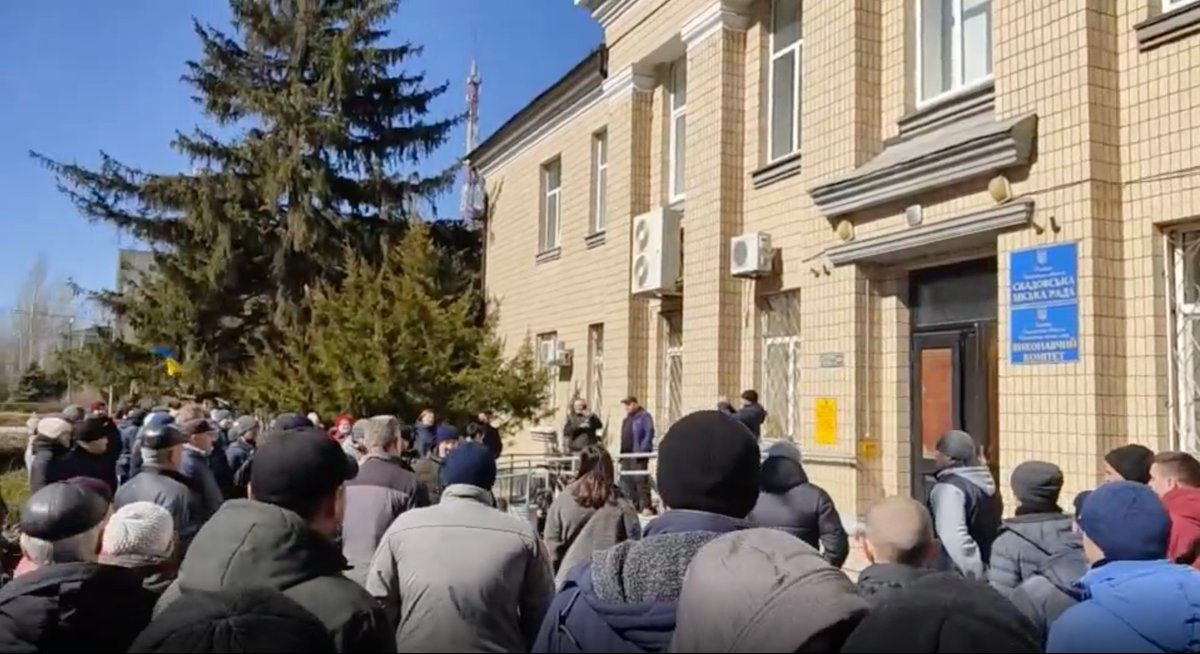 Ucraina, i russi lanciano gas lacrimogeni contro i manifestanti a Skadovsk Ucraina, i russi lanciano gas lacrimogeni contro i manifestanti a Skadovsk
