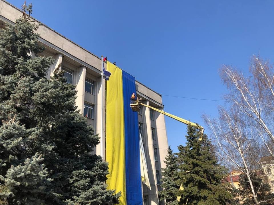 Kherson occupata dai russi ma il sindaco mette una maxi-bandiera sul municipio Kherson occupata dai russi ma il sindaco mette una maxi-bandiera sul municipio