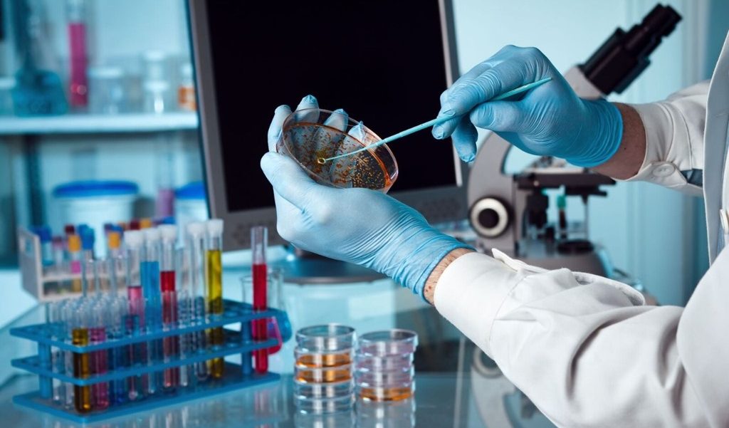 Covid, Sestili avverte: "I contagi stanno risalendo, il virus è ancora tra noi"