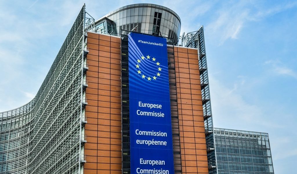 Ucraina, Ue: "Vanno aboliti i passaporti d'oro che usano i russi". Ecco di cosa si tratta