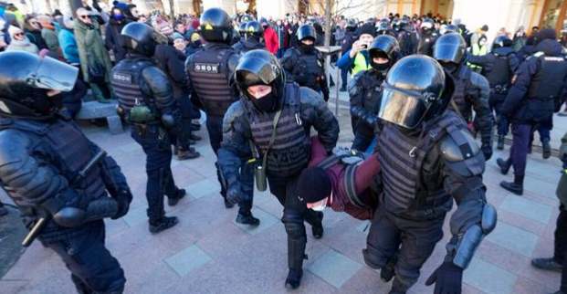 Censura-russia-guerra-legge-marziale Russia, oggi il voto sulla legge marziale: divieto di manifestare e censura di tutti i media