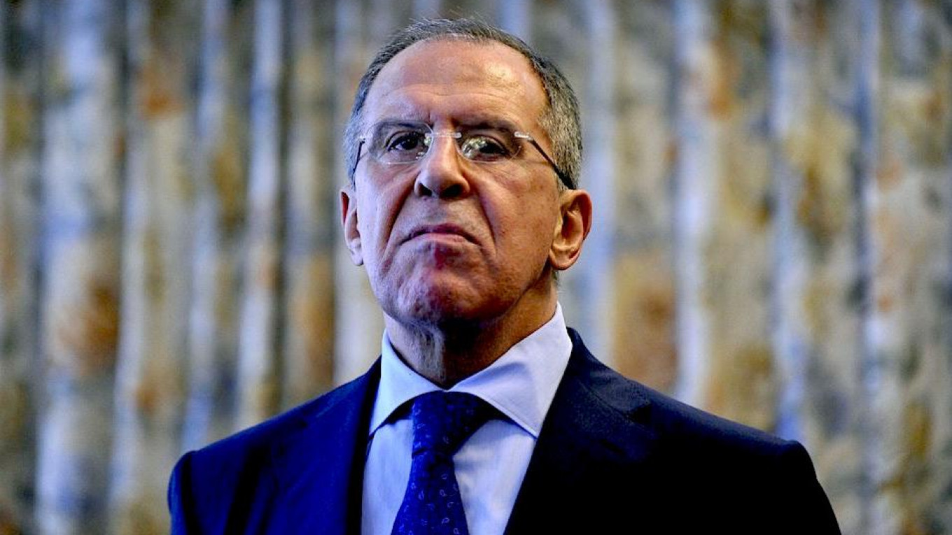 Lavrov avverte la Nato: "Basta armi a Kiev, siete a un passo dalla guerra con la Russia"