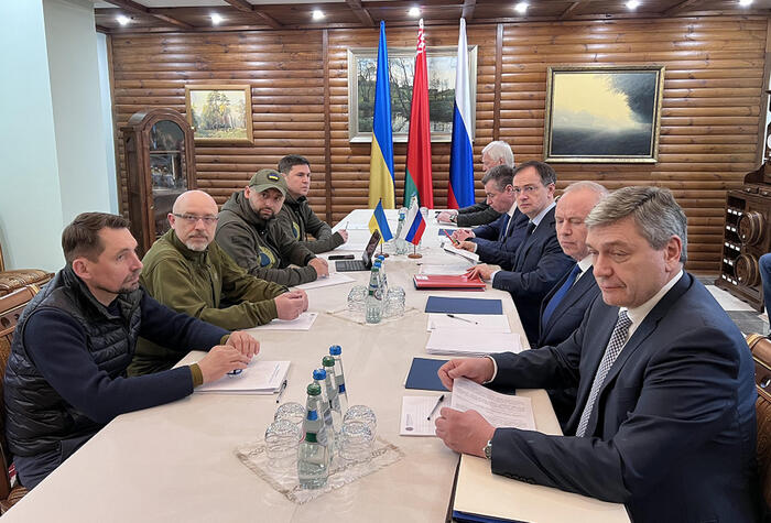 ucraina-negoziati Guerra in Ucraina, la Russia annuncia corridoi umanitari in tutte le principali città