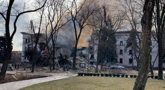 Ucraina, bombardato teatro di Mariupol. Taruta: "Il bunker ha tenuto, esce gente viva" Ucraina, bombardato teatro di Mariupol. Taruta: "Il bunker ha tenuto, esce gente viva"