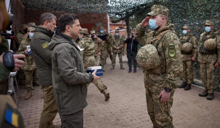 Ucraina, legione internazionale: 400 svedesi disposti ad arruolarsi dopo l'appello di Zelensky