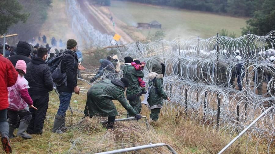 attivisti-arrestati-aiutati-profughi-siriani-polonia L'ipocrisia polacca: arrestati 4 attivisti che hanno aiutato i profughi. Erano siriani e non ucraini