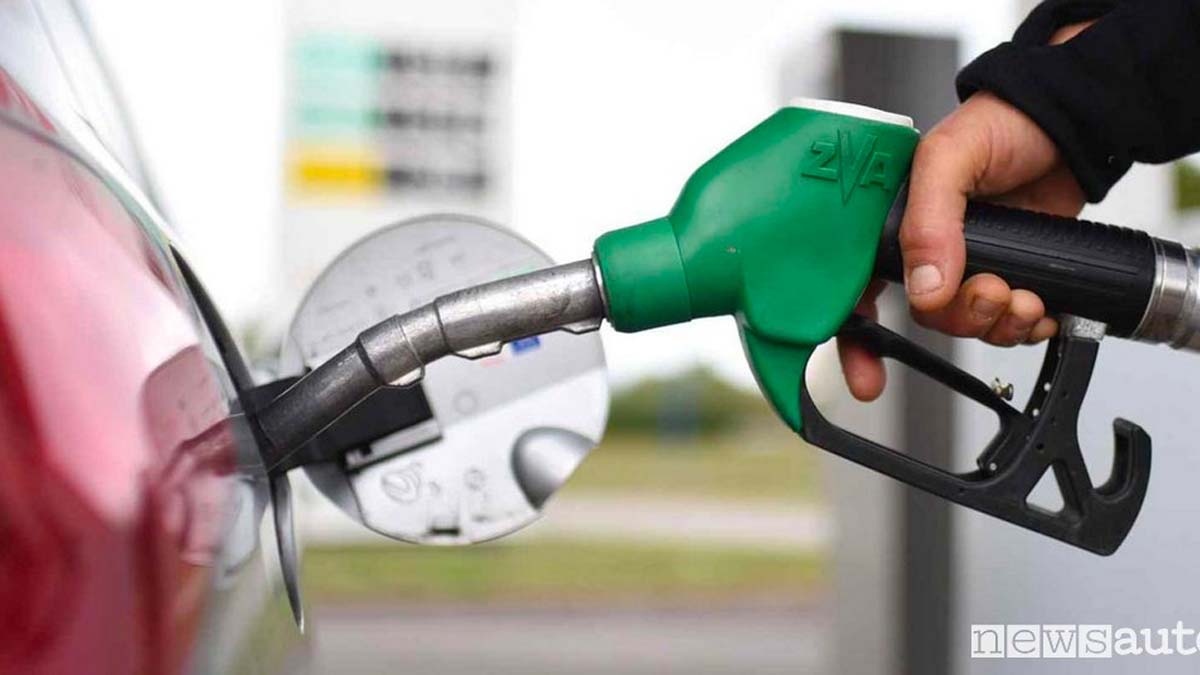 Prezzi benzina, ancora in calo il costo dei carburanti: verde a 1,975 euro al litro