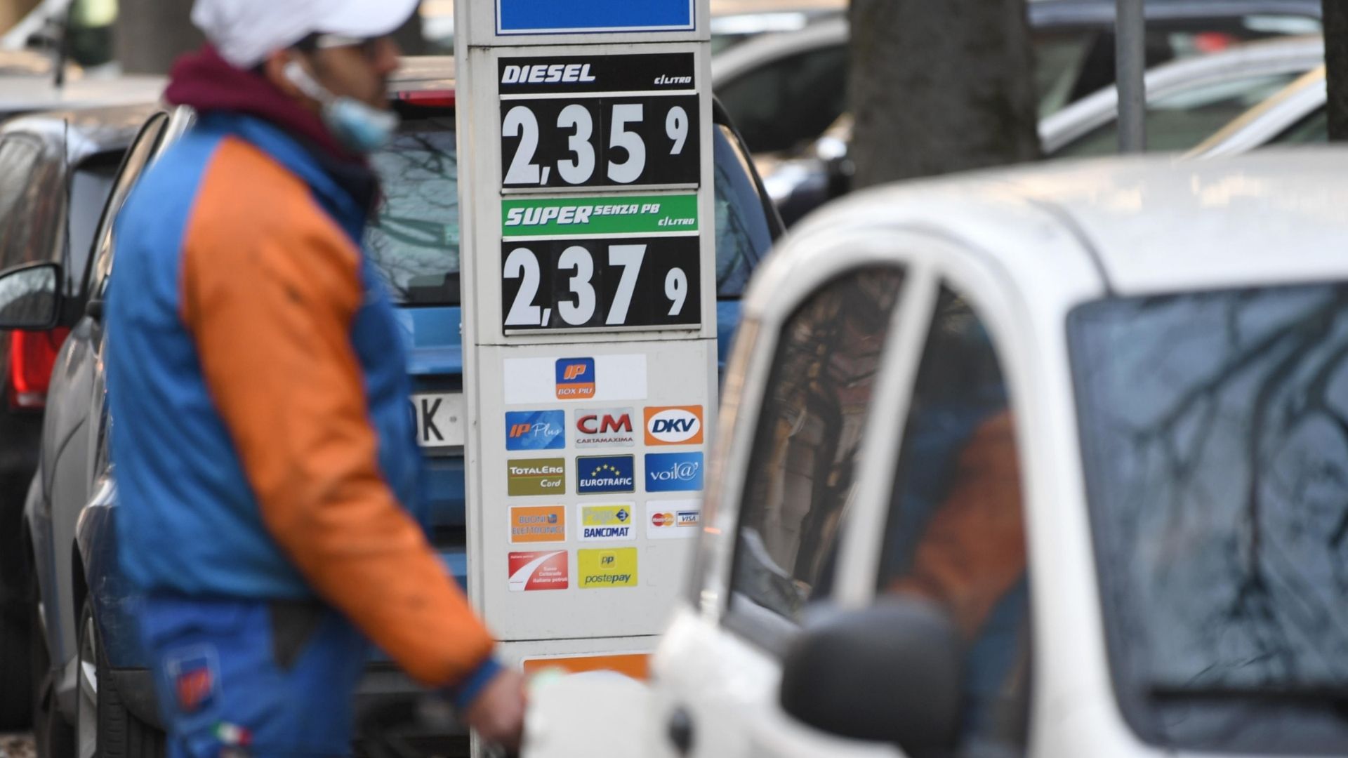 caro-carburante-fratoianni-tagliare-accise Caro carburante, Fratoianni: "In Europa stanno tagliando le accise. Il governo italiano? Non pervenuto"