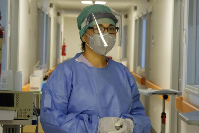 Covid, risale la curva dei ricoveri ma le terapie intensive segnano un -20%