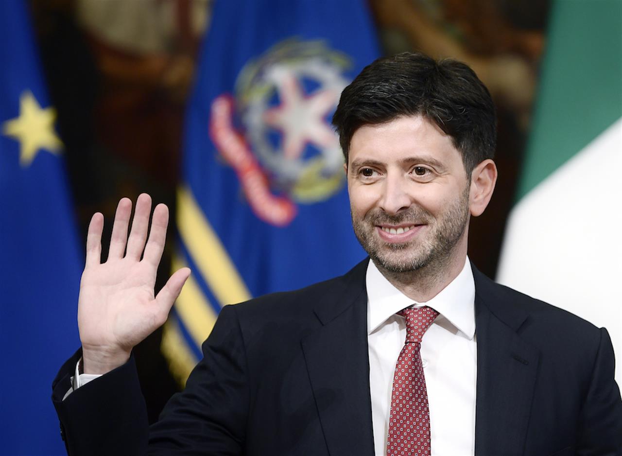 Covid, Speranza: "La pandemia non è finita, teniamo le mascherine al chiuso e non abbassiamo la guardia"