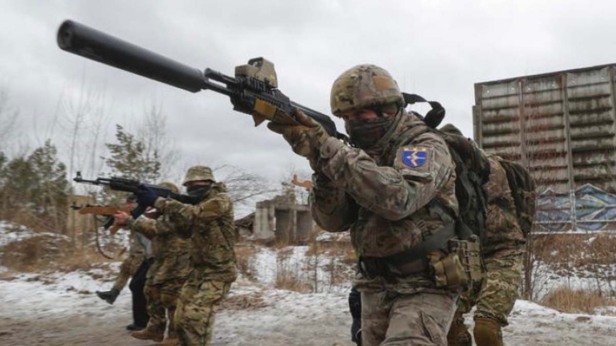 kherson-soldati Ucraina, i militari russi sparano in aria durante le proteste a Kherson