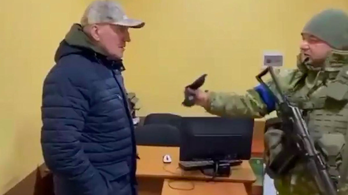 kiev-sokol-30 monete Ucraina, l'ambasciatore bielorusso lascia Kiev: trattato come Giuda, gli hanno regalato 30 denari