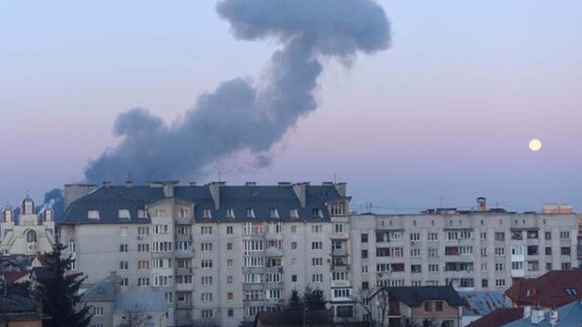 Ucraina, la guerra di Putin continua: tre esplosioni nella zona dell'aeroporto di Leopoli