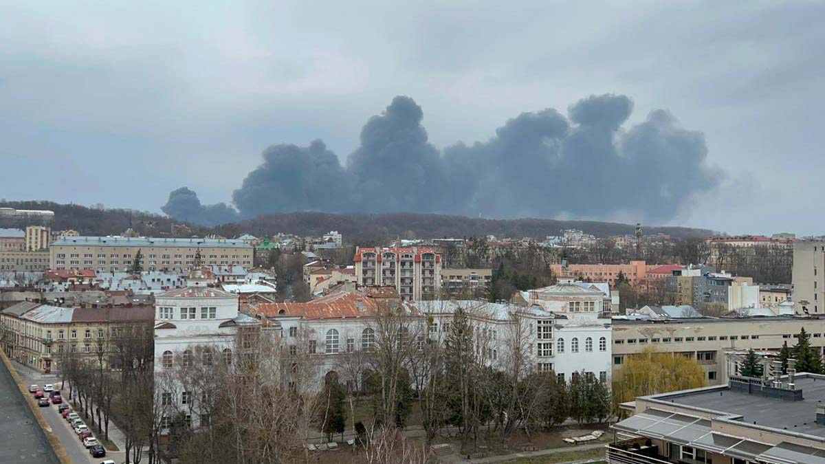 leopoli Ucraina, segnalate forti esplosioni nei pressi di Leopoli, colonne di fumo nel cielo