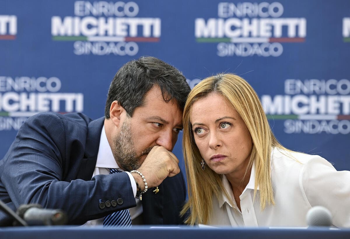 Meloni ammette: "Con Salvini rapporti tesi". E intanto lo 'pugnala' a Bruxelles...
