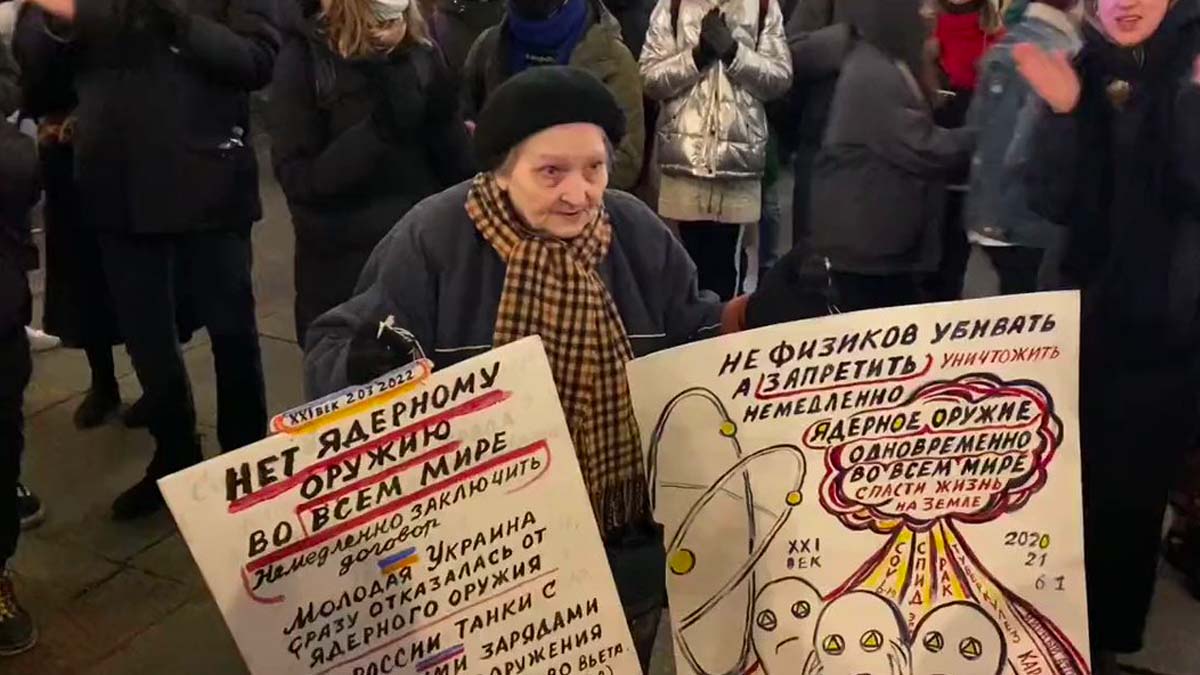Russia, Putin fa arrestare anche gli anziani che manifestano per la pace (video)