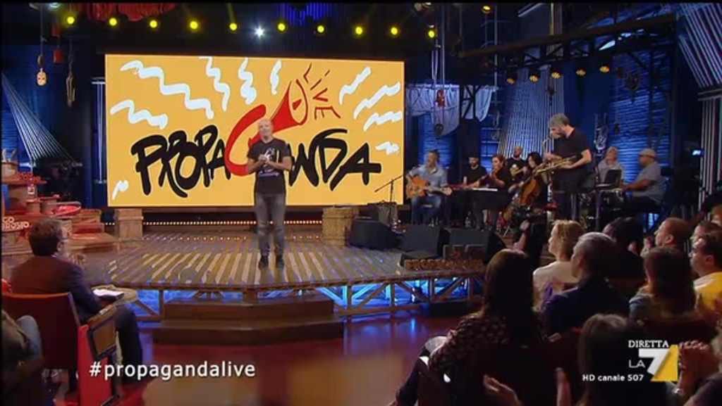 propaganda-live-stasera ‘Propaganda Live’: Diego Bianchi reportage dalla Polonia, Mannocchi dall’Ucraina, Ascanio Celestini e i Litfiba