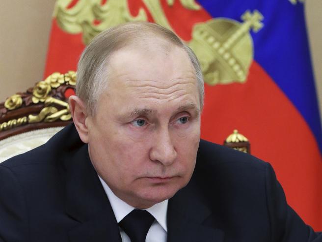 putin-malato-007-guerra Vladimir Putin è malato? Gli 007 indicano due segni che lo confermerebbero