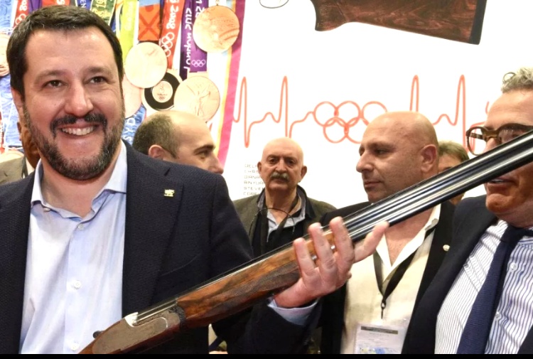 Salvini finto-pacifista dimentica che lo spettro nucleare lo ha agitato il suo idolo Putin: "Ne parlano oltre Oceano" Salvini finto-pacifista dimentica che lo spettro nucleare lo ha agitato il suo idolo Putin: "Ne parlano oltre Oceano"