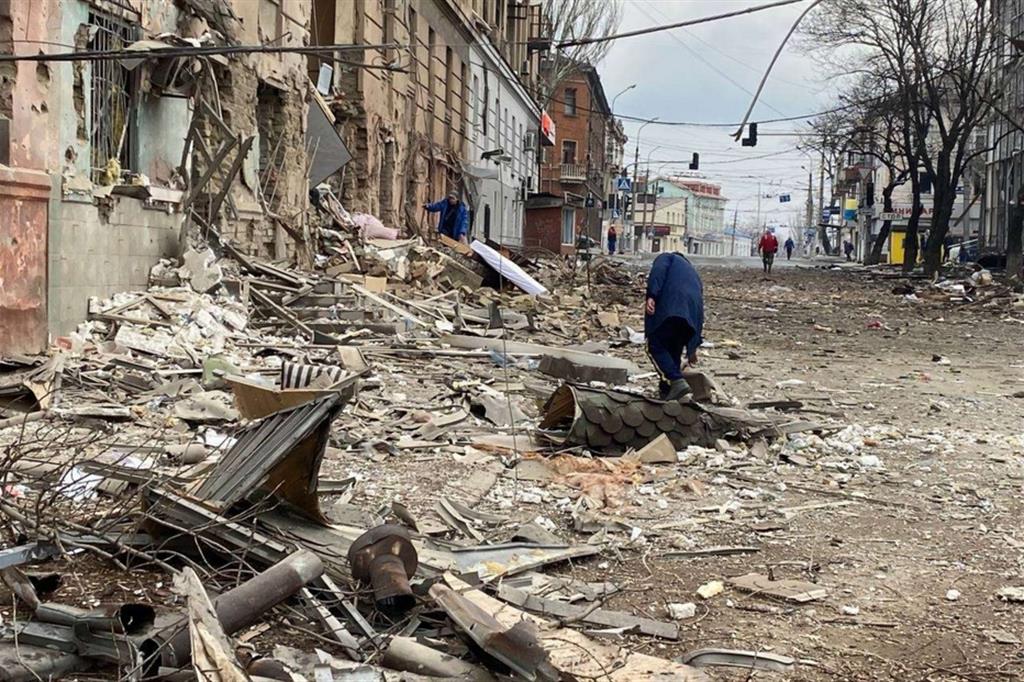 Il sindaco di Mariupol: "La città è circondata dai russi, migliaia di morti"