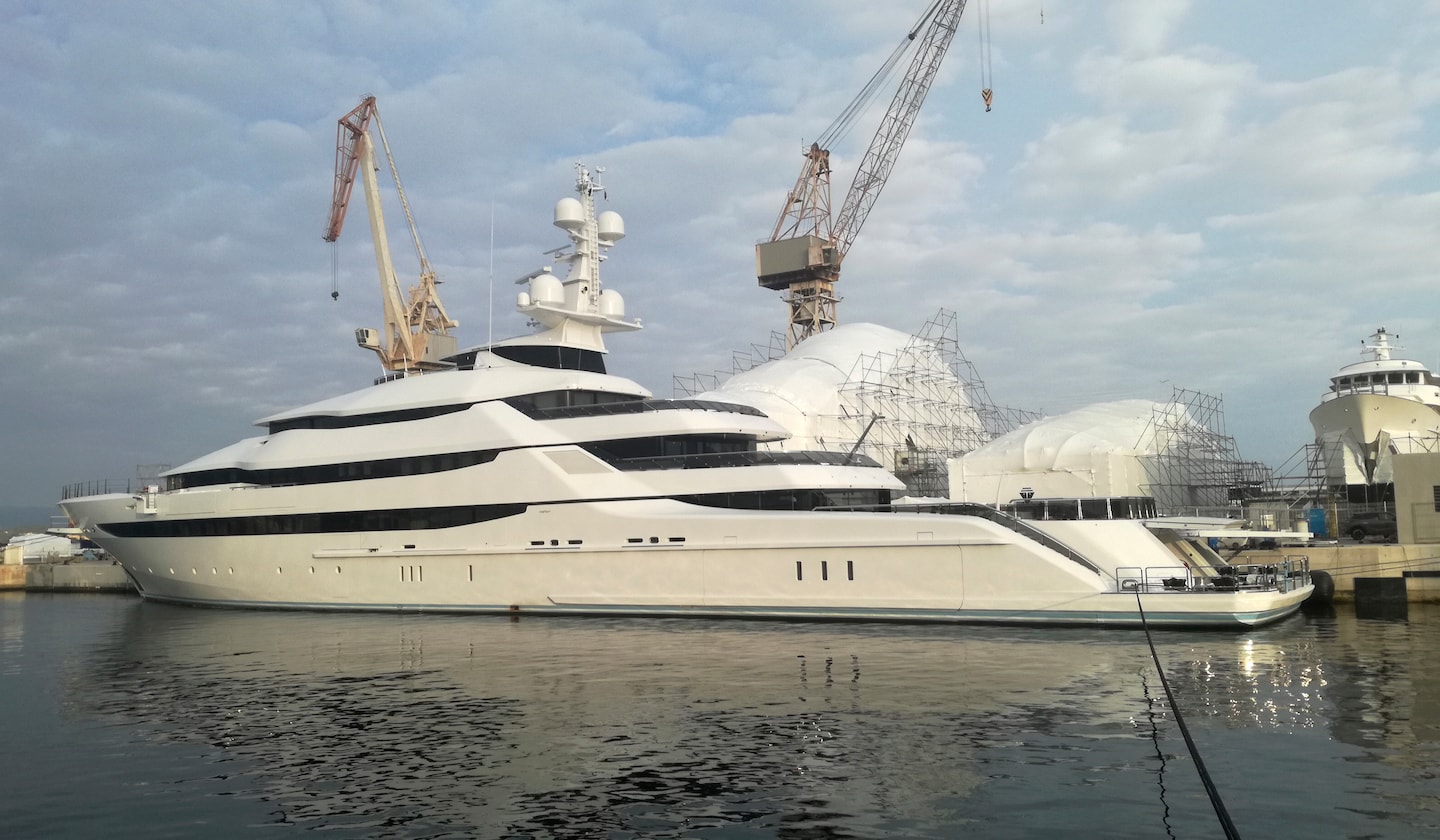 Sequestrato un mega yacht a Tarragona: appartiene all'oligarca russo Igor Sechin