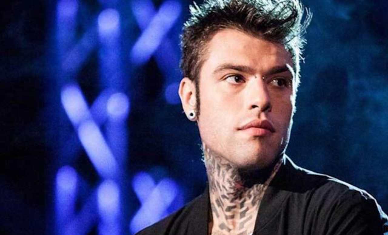 Fedez, nuova emorragia, operazione e altra trasfusione: ecco le condizioni del rapper
