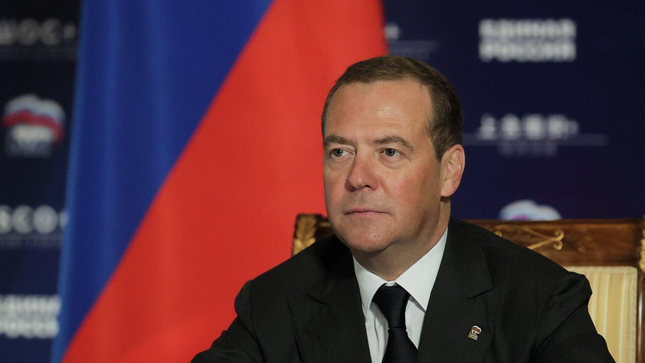 Medvedev definisce l'Ucraina un cadavere in decomposizione e insulta Biden