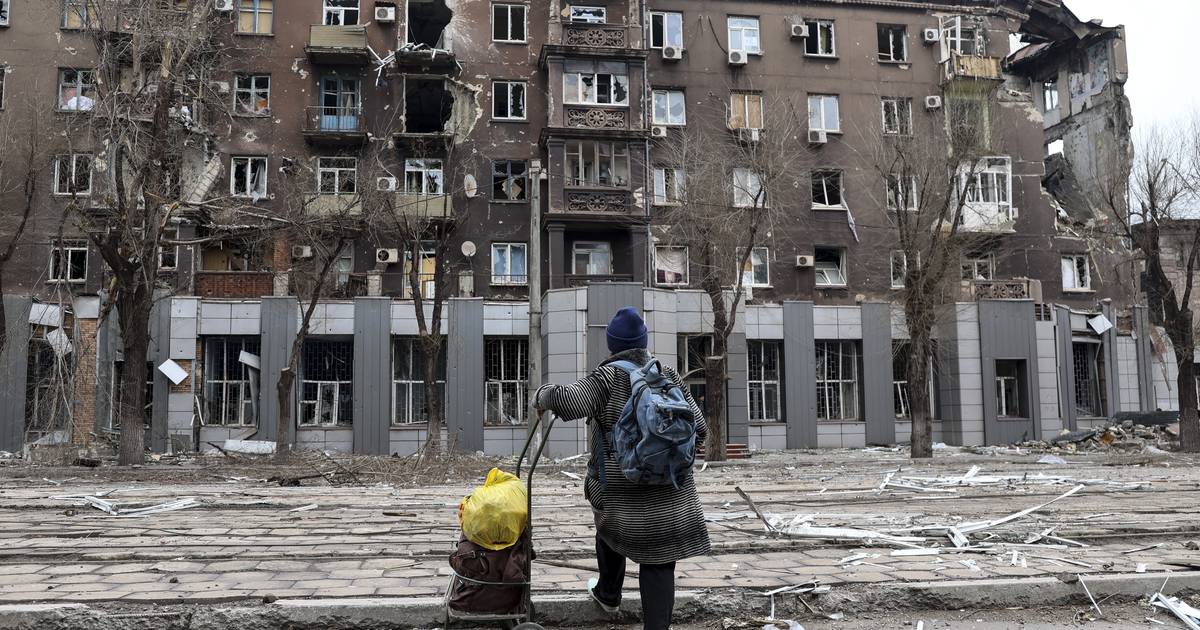 A Mariupol rifiuti e corpi in decomposizone: si teme l'epidemia di colera