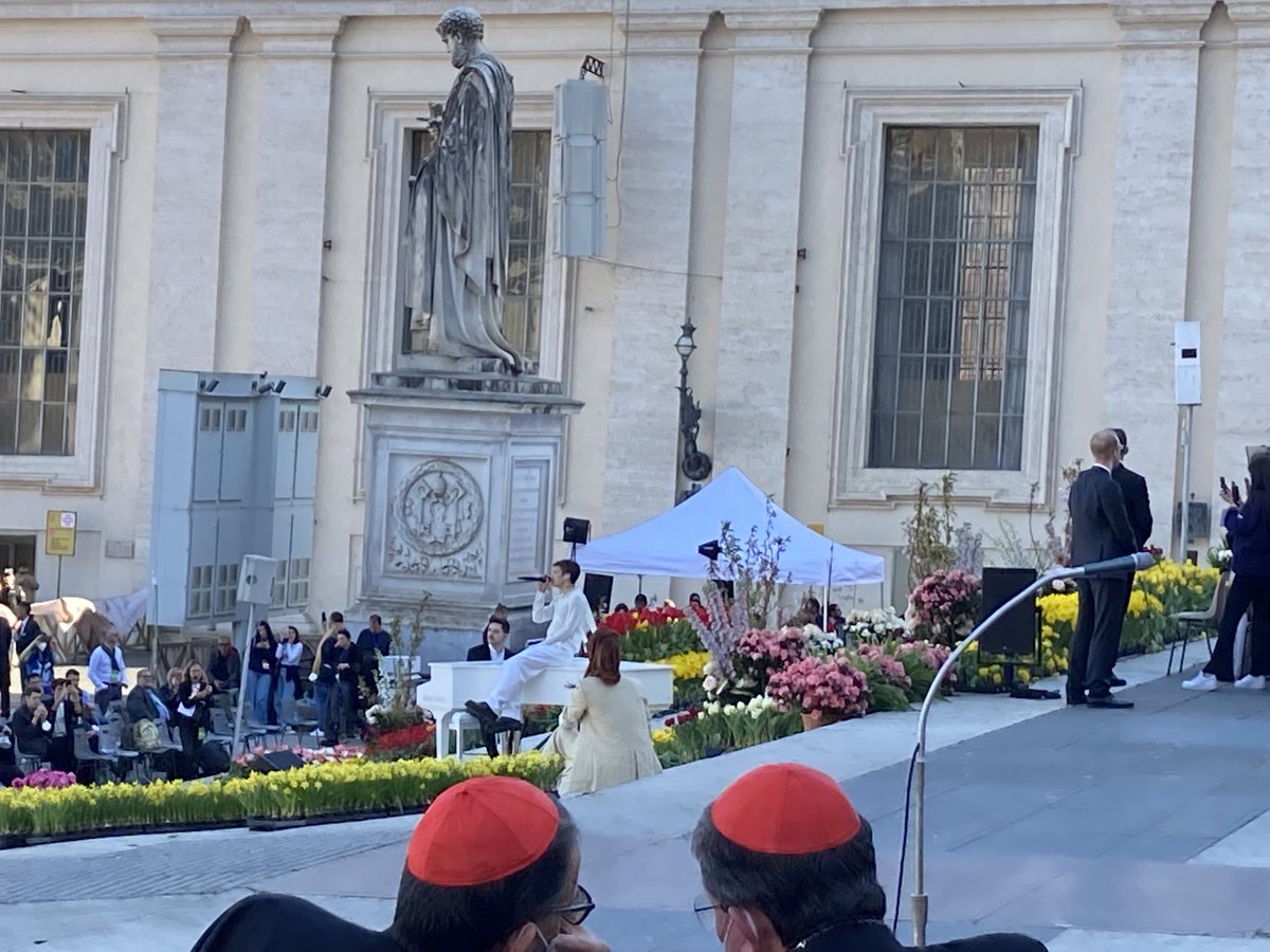 Piccola disavventura per Blanco: si lancia di schiena sugli spettatori ma rovina a terra