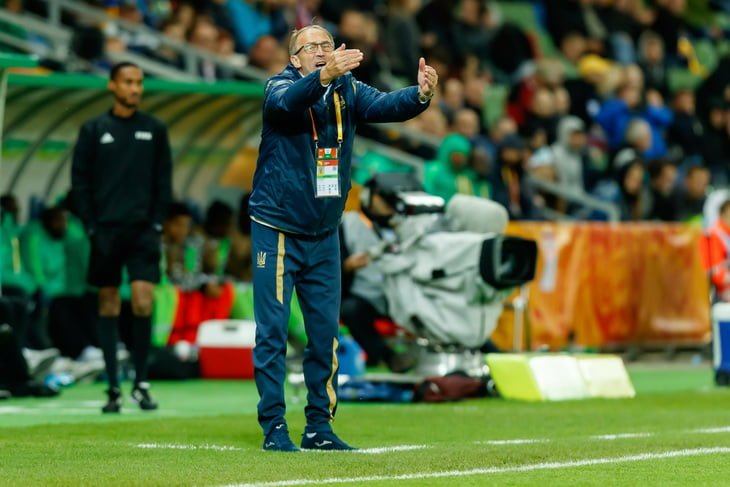 Il ct della nazionale di calcio ucraina Petrakov: "Sono rimasto a Kiev per combattere i russi, li odio" Il ct della nazionale di calcio ucraina Petrakov: "Sono rimasto a Kiev per combattere i russi, li odio"