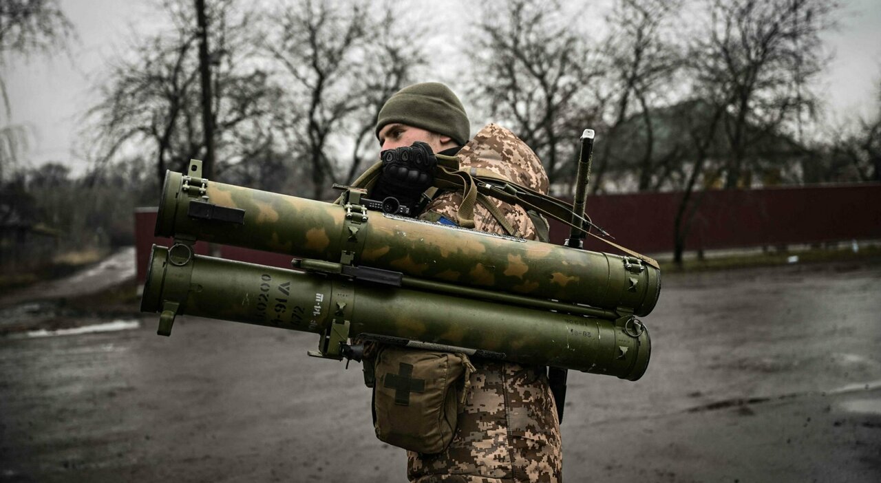 Ucraina, Usa e Ue continuano a inviare armi. Mezzi militari speciali dall'Australia
