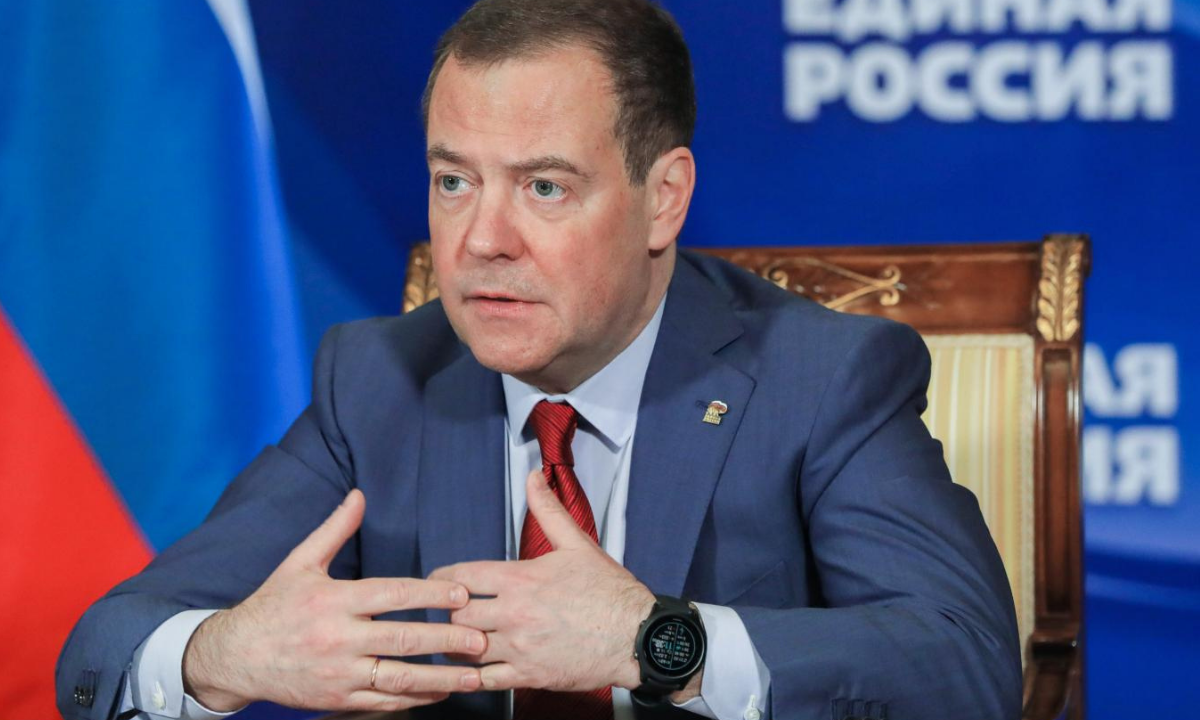 Medvedev: "Inutili negoziati con Kiev, parliamo con i loro padroni di Washington"