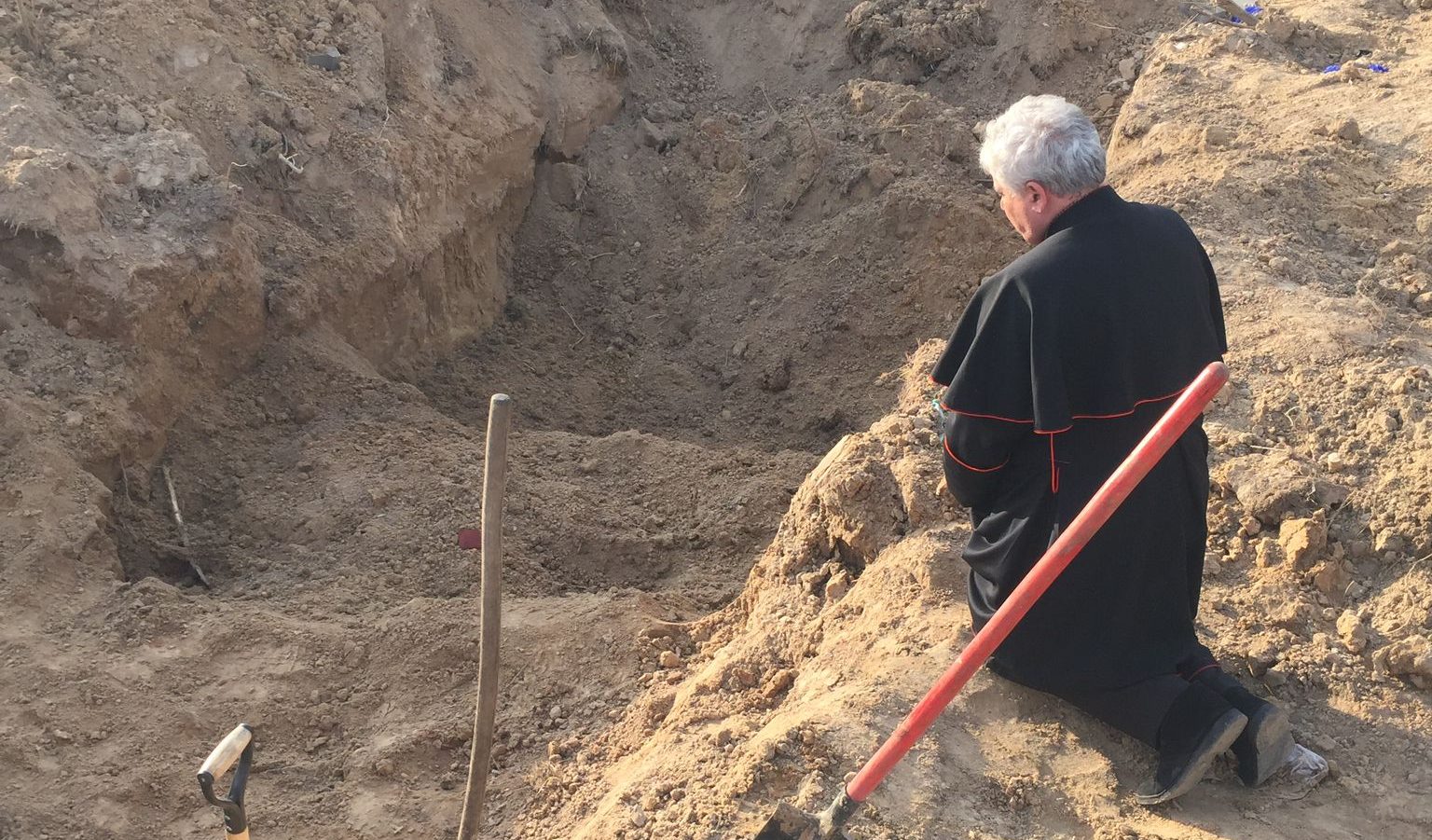 elemosiniere-papa La Via Crucis dell'elemosiniere del Papa, in ginocchio davanti alle fosse comuni di Borodianka
