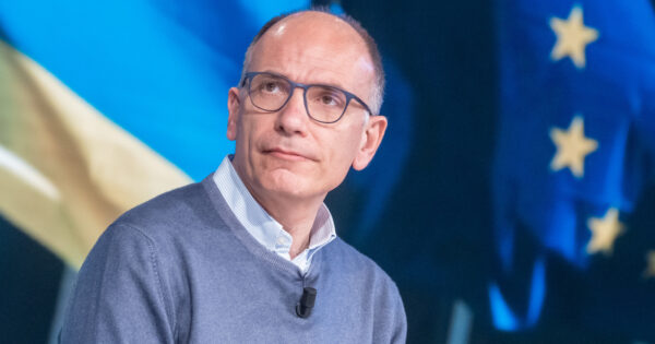 Enrico Letta La proposta di Letta: "Creiamo una confederazione europea per coinvolgere l'Ucraina da subito"