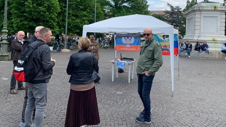 image A Verona guidata dalla destra, Gazebo filo-russi in piazza Bra: la protesta di più Europa