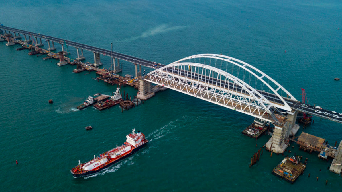 ponte-stretto-kerch Ucraina, la promessa di Kiev: "Distruggeremo il ponte che collega la Crimea alla Russia"