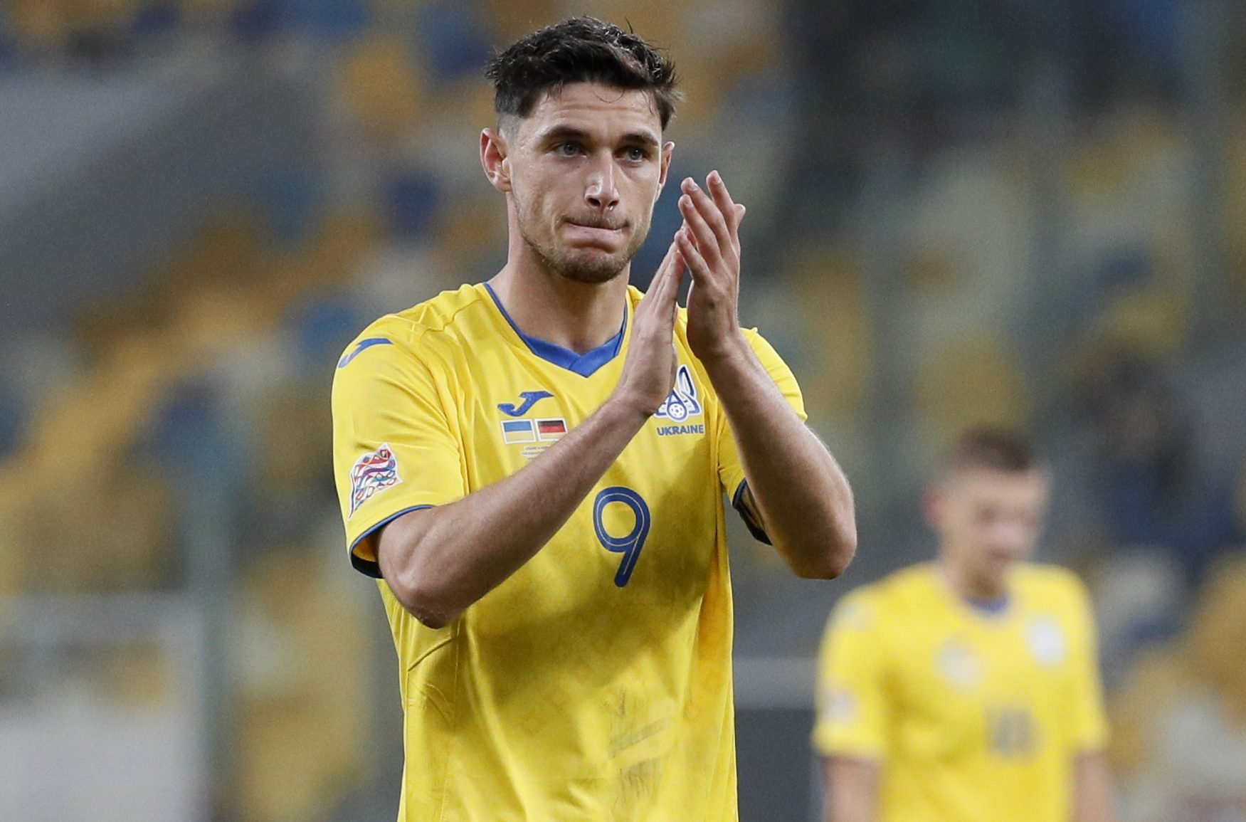 roman-yaremchuk Ucraina, il calciatore del Benfica Yaremchuk: "Ho portato i giubbotti antiproiettili a Leopoli"