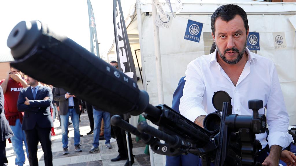 Salvini si schiera con la corporazione dei tassisti: "Stralciare l'articolo 10 del ddl concorrenza"