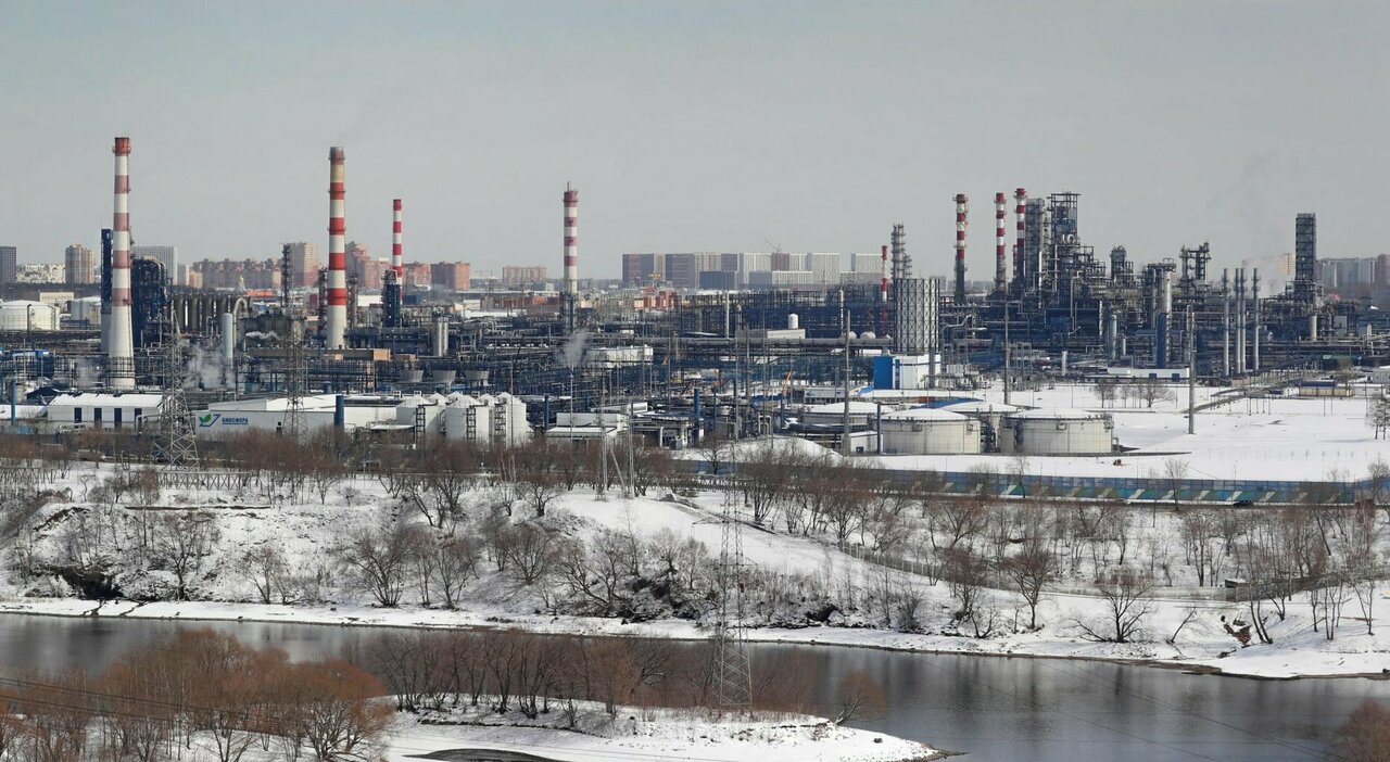 sanzioni-russia Ucraina, in arrivo altre sanzioni per la Russia: stop a tir e navi, ma (ancora) non per cibo ed energia
