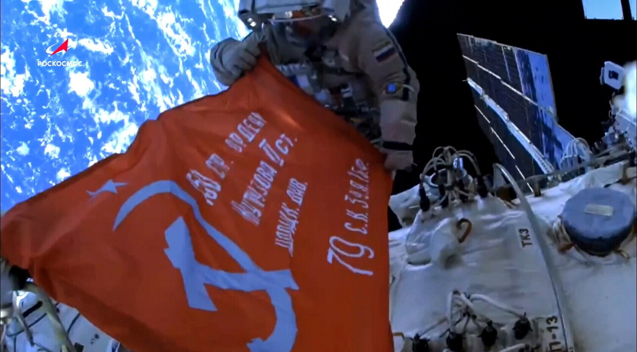 Spazio, i due cosmonauti russi espongono lo Stendardo della Vittoria sull'Iss