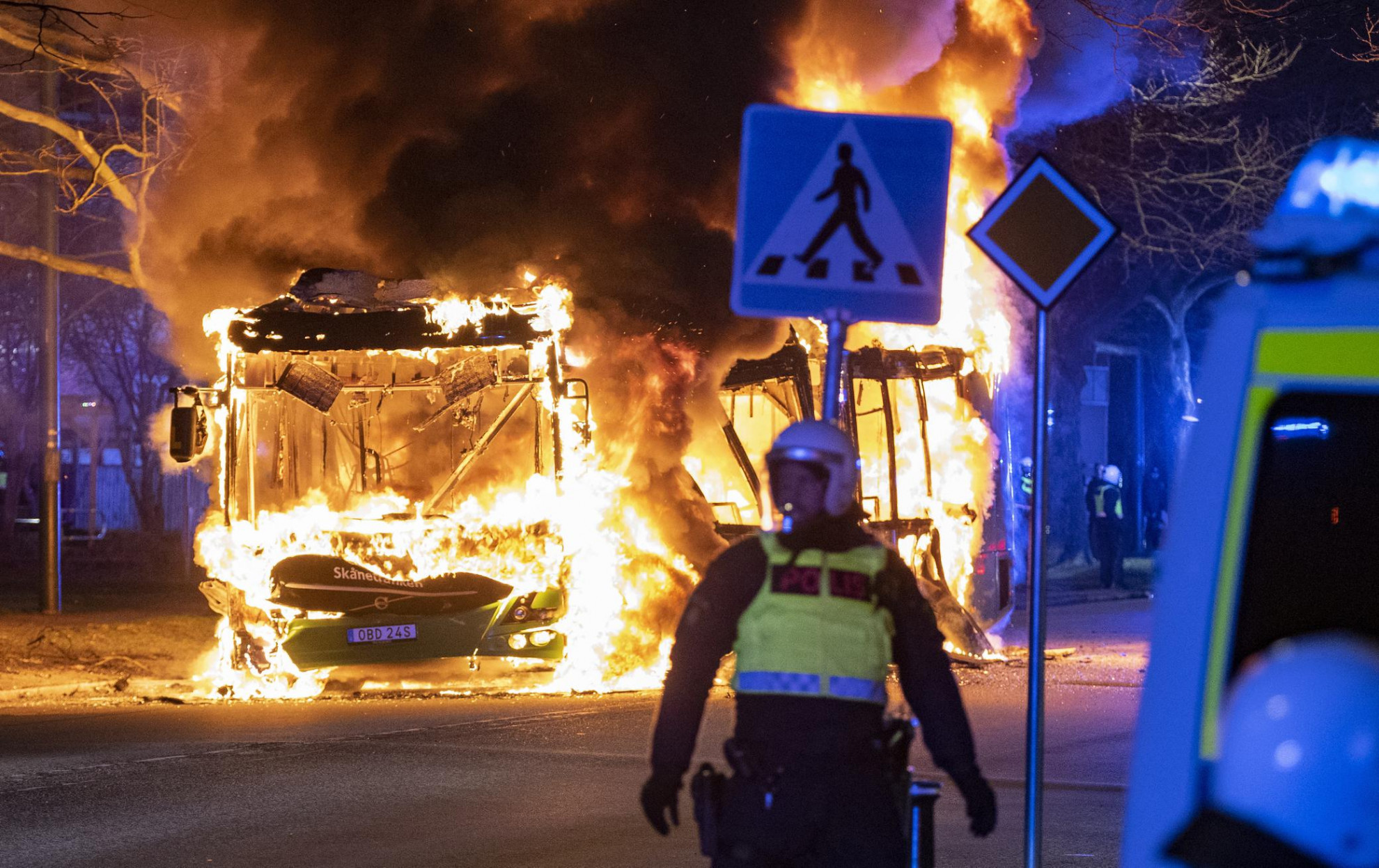 Svezia: fascisti e razzisti anti-Islam mettono a ferro e fuoco molte città del paese