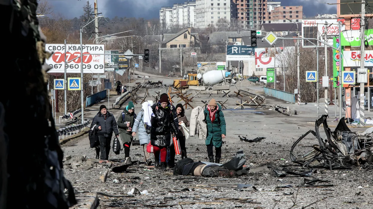 Ucraina, venti cadaveri rinvenuti lungo la strada di Bucha. Uno aveva le mani legate