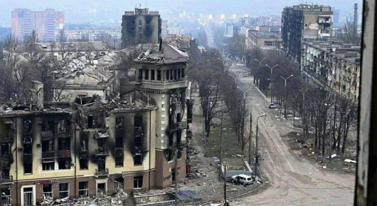 Mariupol, la Russia prepara la parata del 9 maggio: detriti rimossi dalle strade e cadaveri spostati