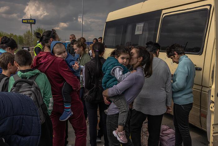 Refugees from Russian-occupied areas in South Ukraine arrive at Zaporizhzhia Ucraina, a Mariupol prosegue l'evacuazione dei civili: donne e bambini malnutriti e terrorizzati arrivano a Zaporizhzhia