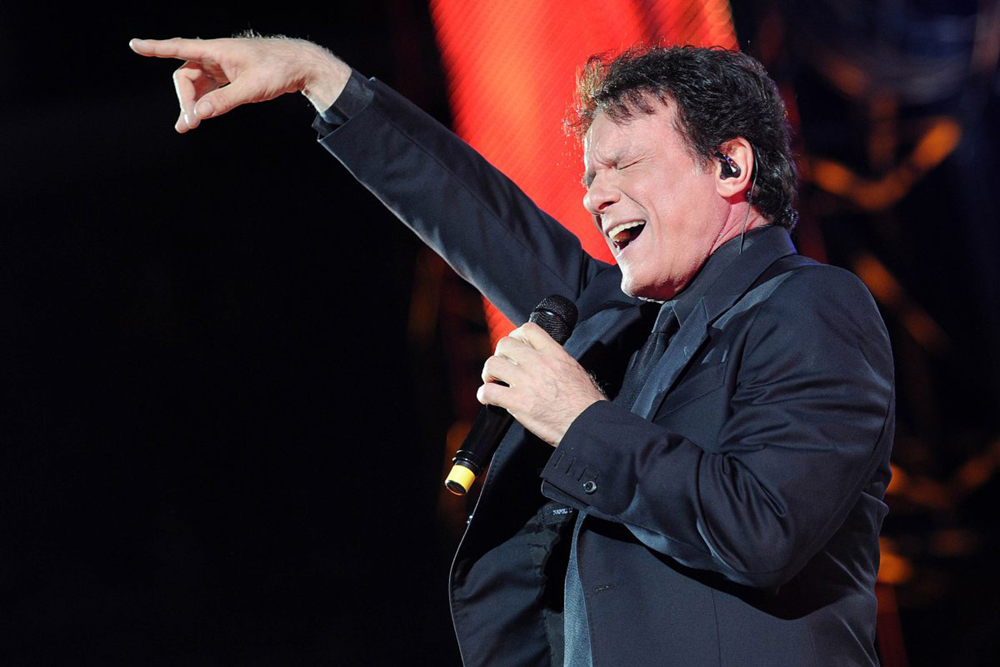 Massimo Ranieri, incidente durante il concerto: cade dal palco e si frattura una costola