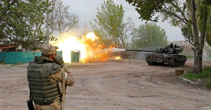 Ucraina, proseguono i bombardamenti su Mariupol: "Ci sono ancora donne e bambini, un inferno"