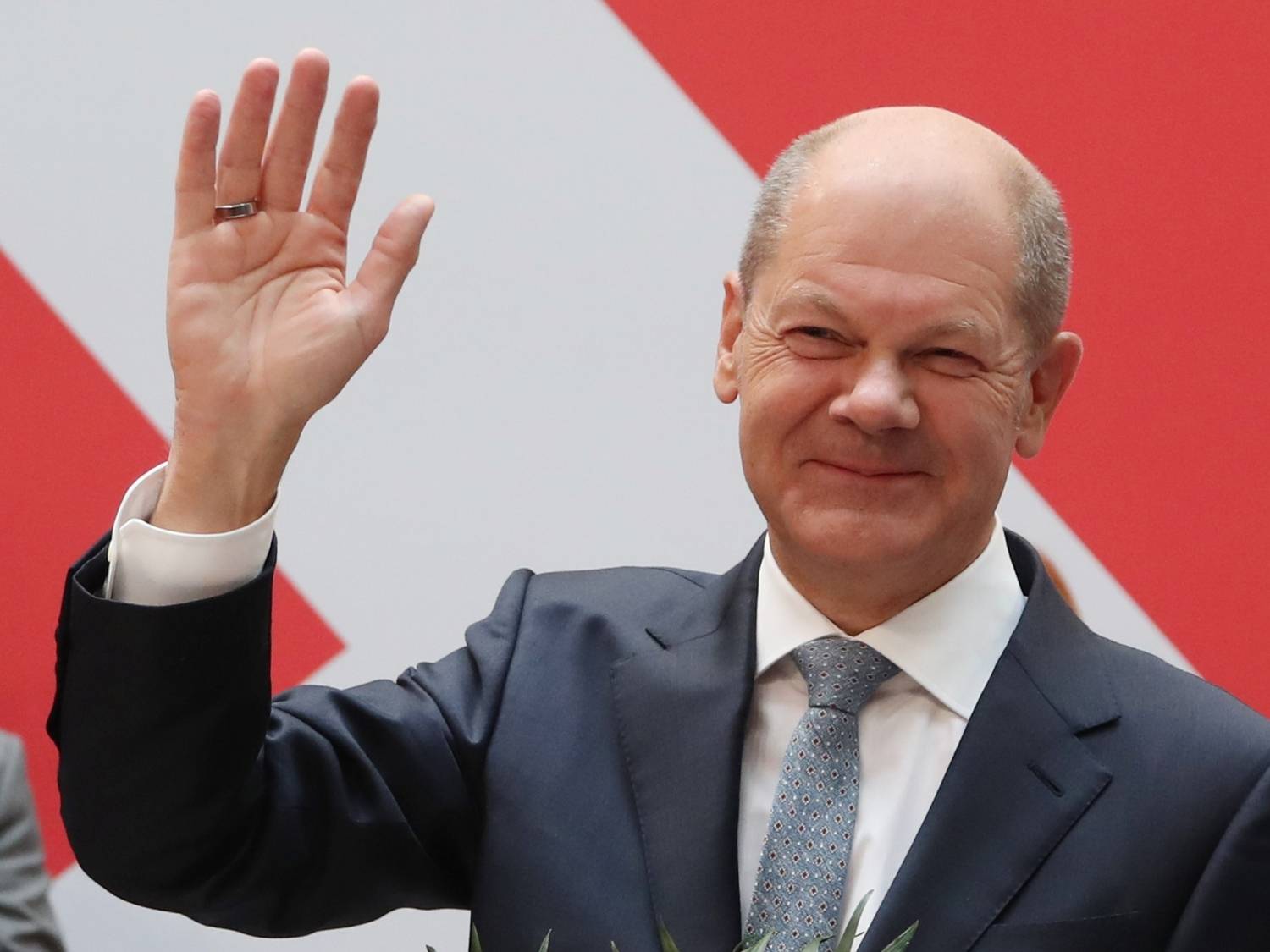 Ucraina, Scholz: "Rispetto il pacifismo ma è cinico dire agli ucraini che si devono difendere da Putin senza armi"