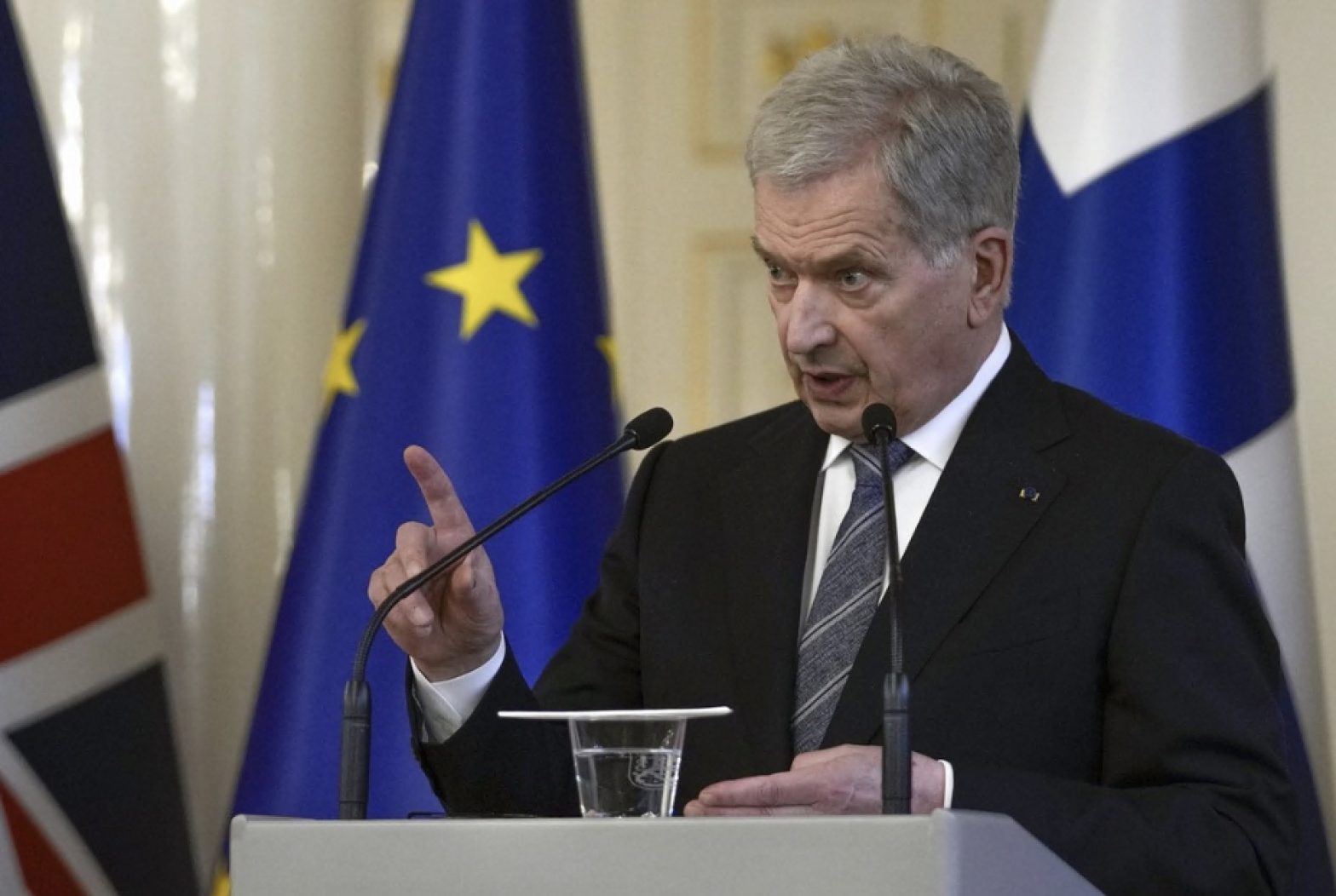 Il presidente della Finlandia chiama Putin: "Vogliamo entrare nella Nato, la Russia ha alterato la nostra sicurezza"